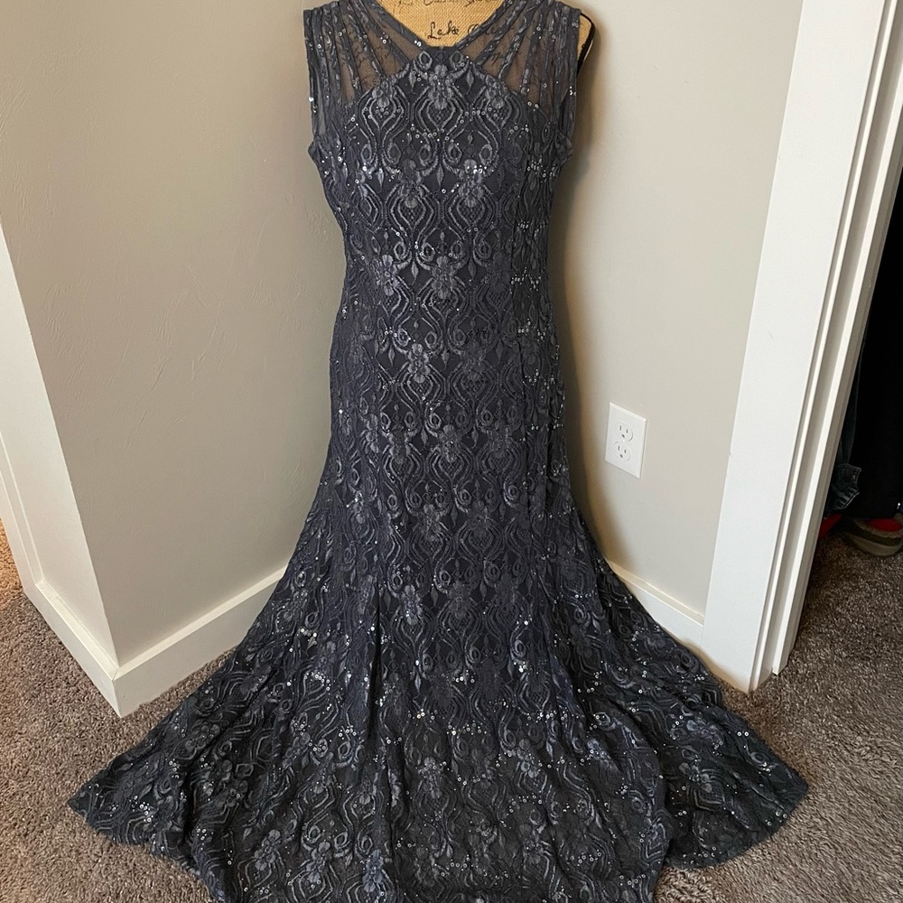 R&M Richards Illusion Shoulder High V-Neck Sleeveless Lace Gown Size 10 Charcoal